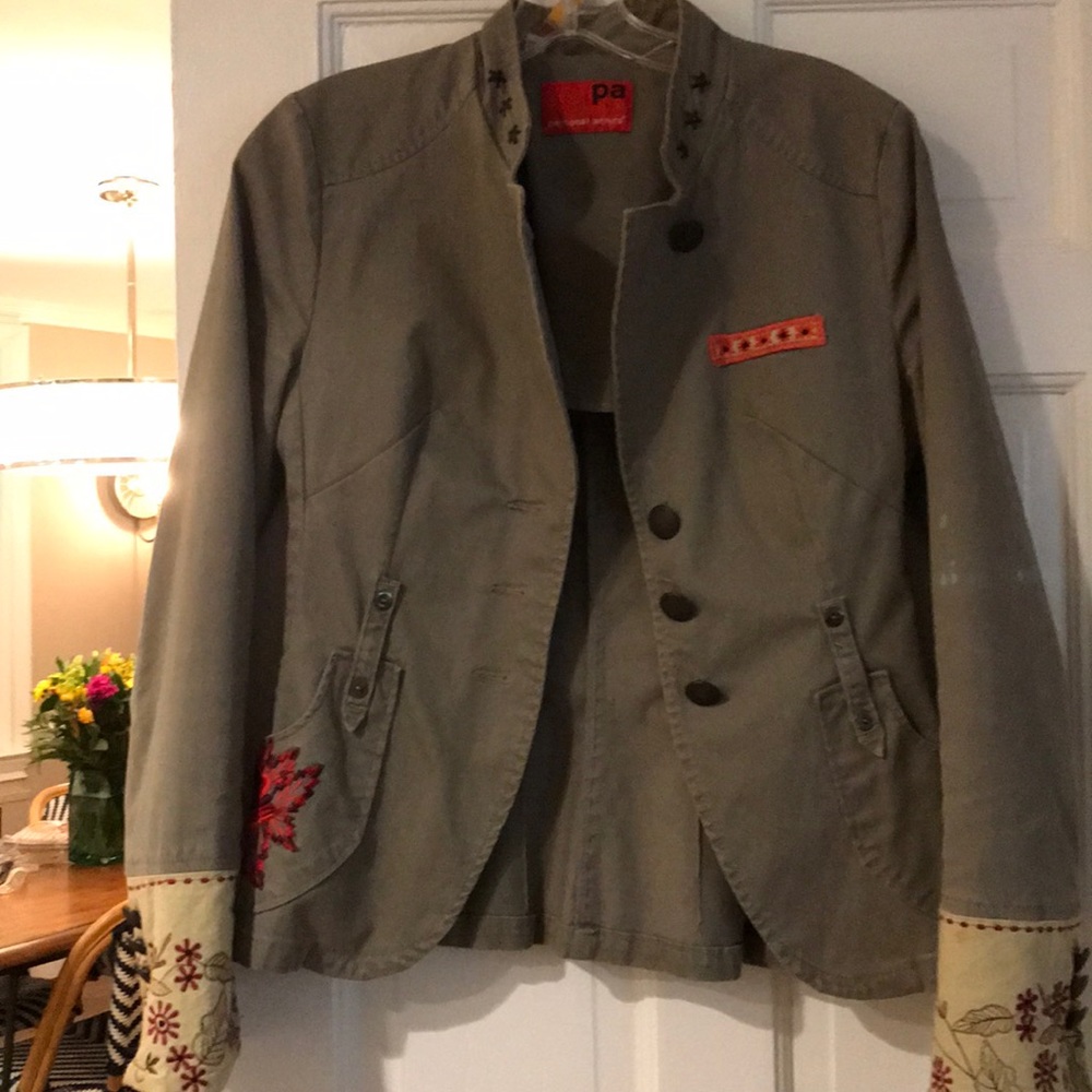 Chic military style blazer w/fine needlework.